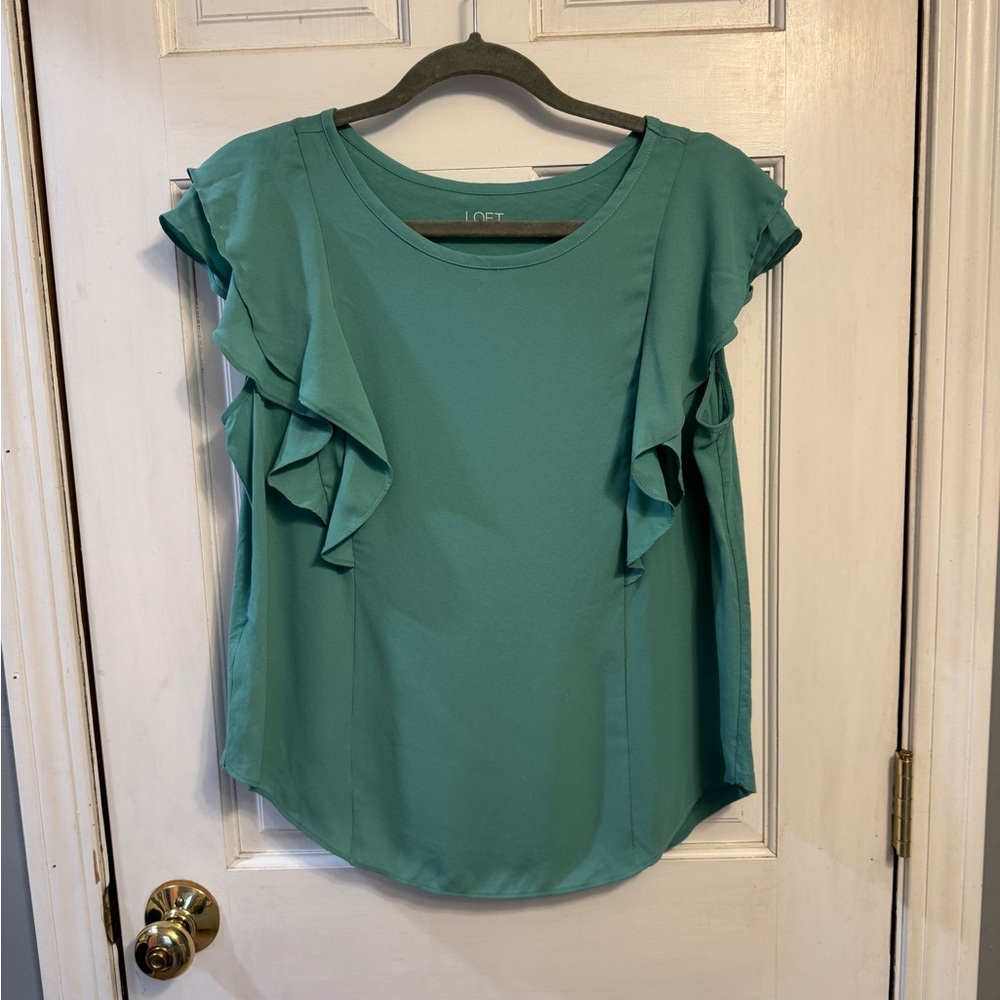LOFT Women's Green Ruffle flowing Top size medium